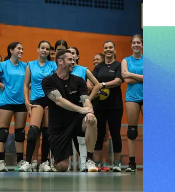Ricardinho em contato com atletas em uma experiência presencial
