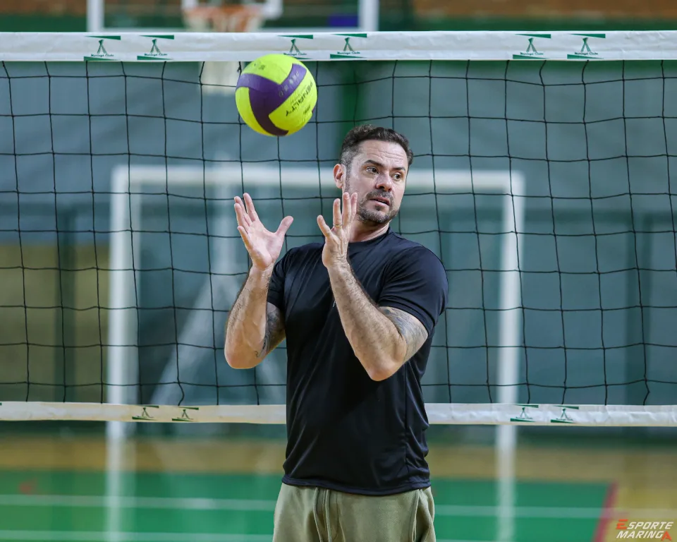 Ricardinho demonstra o levantamento durante uma mentoria em quadra