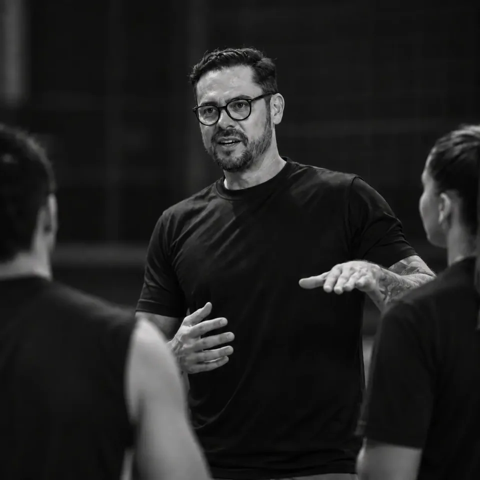 Ricardinho orienta um grupo durante uma atividade de formação